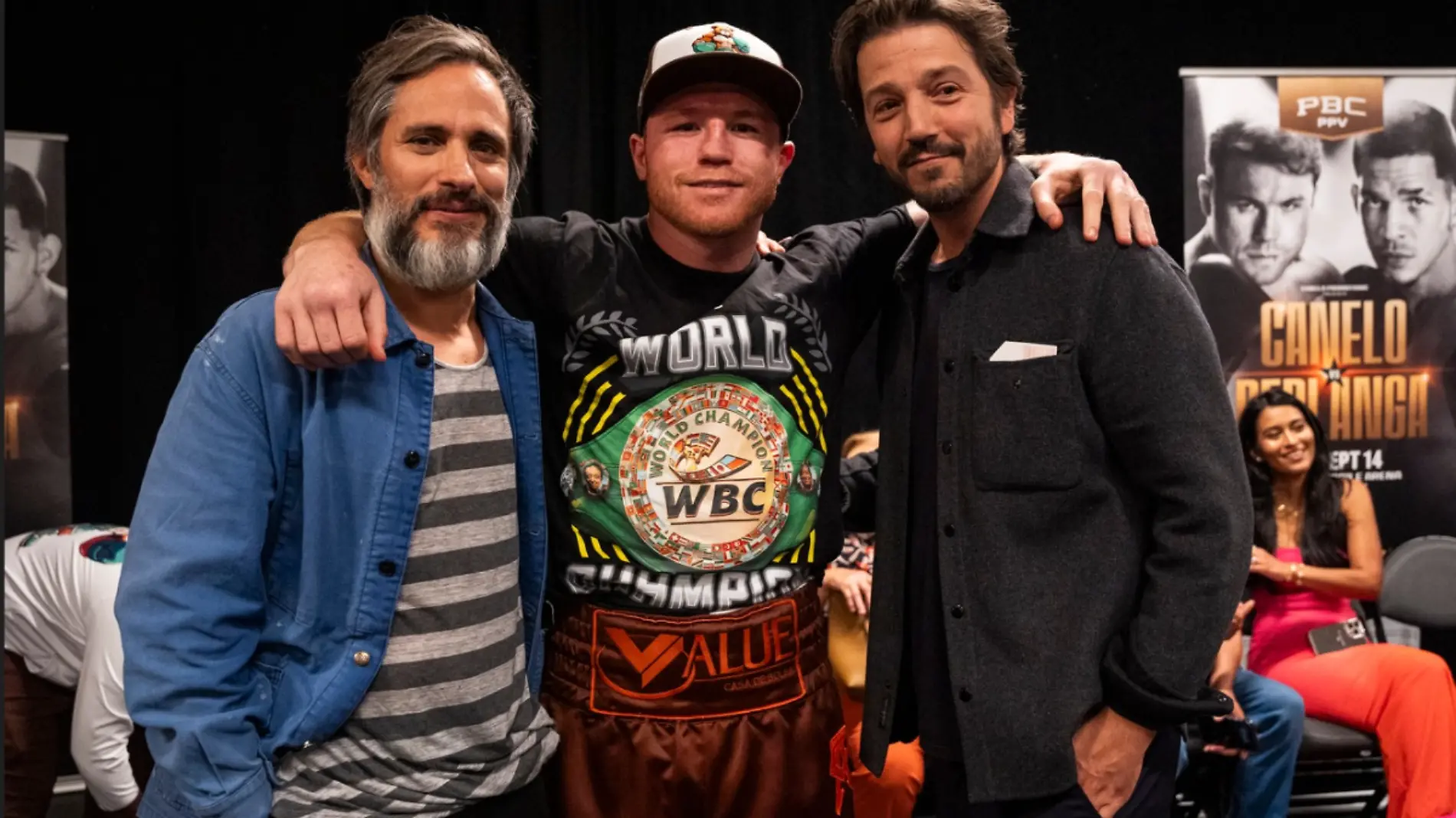 Gael García y Diego Luna con el Canelo Álvarez